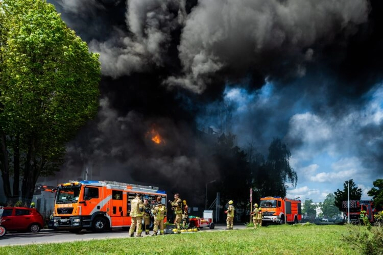 Veliki požar u metalurškoj fabrici u Berlinu, grad obavijen toksičnim dimom
